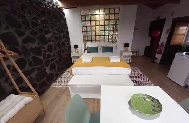 Studio Apartment 'Casa Do Poço - Casinha' with Mountain View, Shared Terrace and Wi-Fi