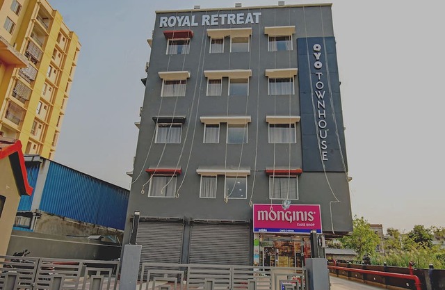 Super OYO Townhouse 75779 The Royal