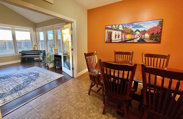 Travelers home with Gym & Sauna on 2 Acres