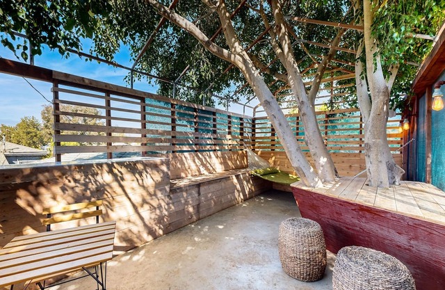 Tranquil Escape in Baldwin Hills: Sauna, Fire Pit, and Rooftop Terrace