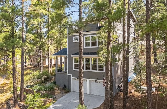 Chic 3-story home with a hot tub and 3rd floor balcony that sleeps 9