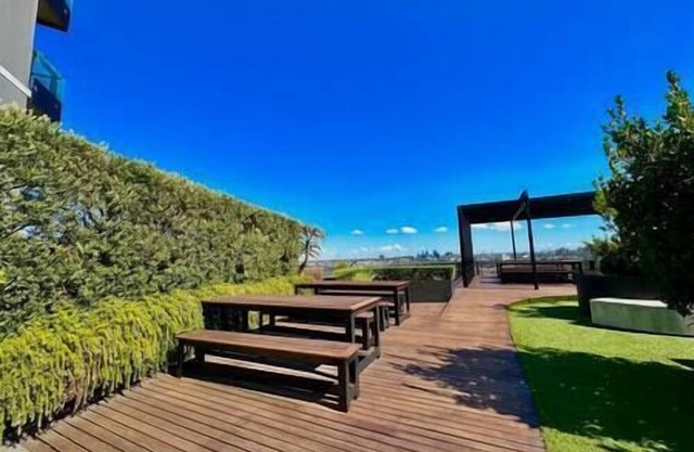 2B1B Cozy near Train Station + Free Parking!