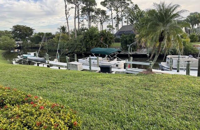 Pet Friendly Waterfront Condo Close to Downtown Fort Myers/Convention Center!