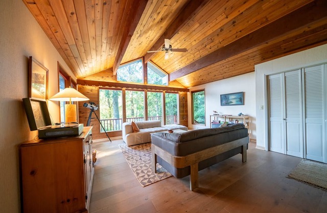 Barlow Hideaway - Riverfront Cabin with Hot Tub