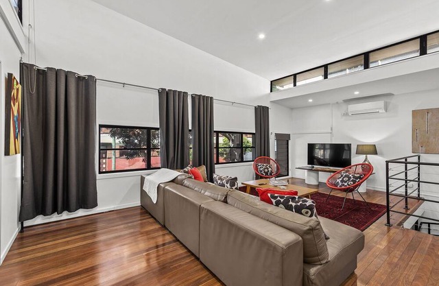 Teneriffe Hidden Warehouse! 2Bed/1Bath/1Car