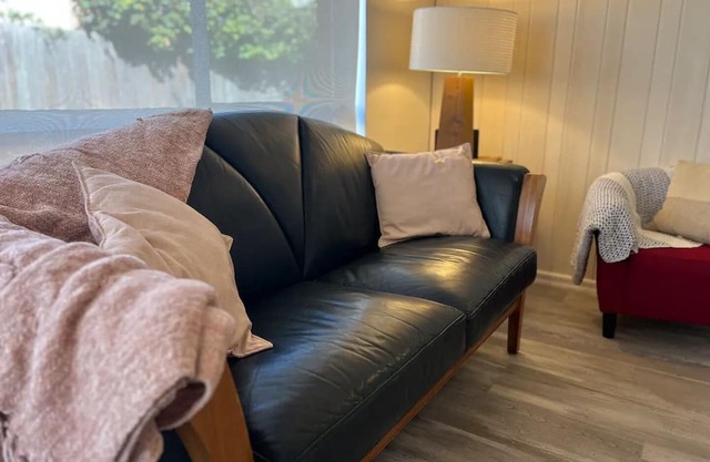 Yarraville/Kingsville. Entire Apart. Free Parking.