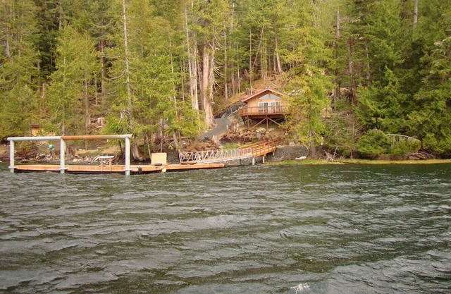 Alaska Paradise. Access by boat only. Private dock, fish & have fun.