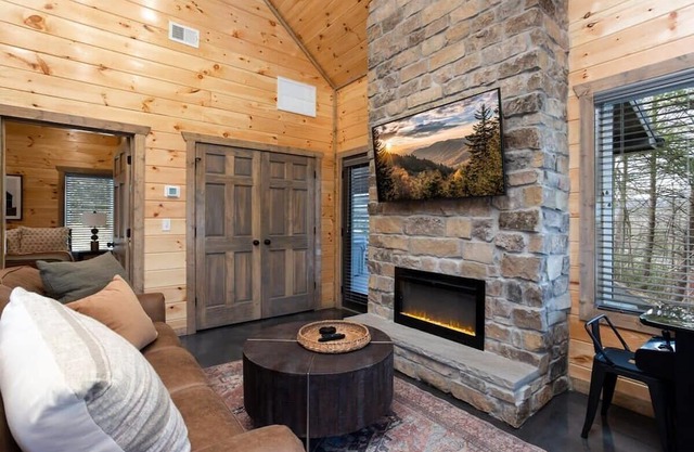 Brand New/1.4Miles2DowntownGatlinburg/Hot Tub