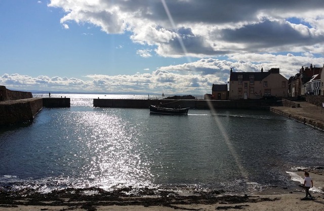 Curlew Cottage just steps away from the historic harbour in Cellardyke, sleeps 6