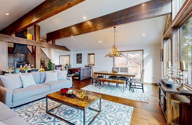 Treetop hideaway in Incline/Crystal Bay with game room & lake-view loft & decks