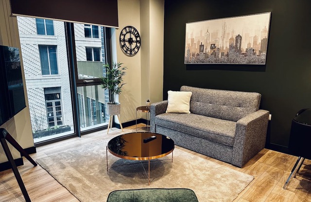 Luxury Prime Location 2 BR Apt Close to Train Station & Tourist Sites!