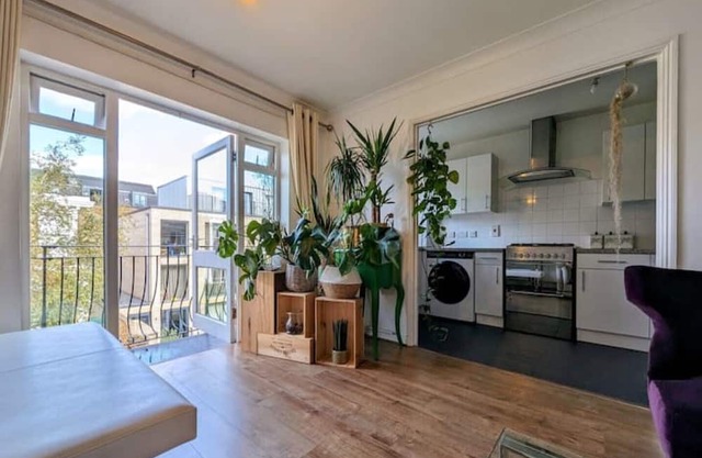 Large, plant filled flat with balcony