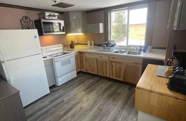 Private Room & Bathroom For Rent!!! Ground Level! 3 Roommates Upstairs!