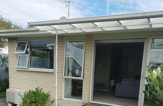 Warm and Comfortable Invercargill Hideaway. Off Street Parking. 5 min to town