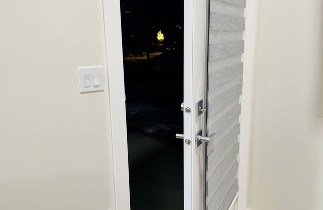 Airport Oasis: Stylish 1-BR Suite with Memory Foam King Bed, Private Bath