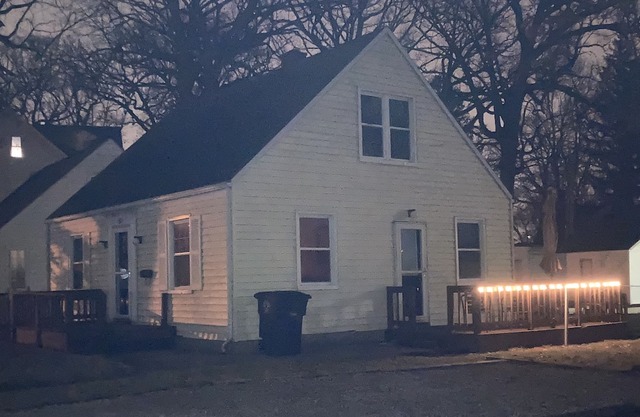 Off Broadway! cozy quiet restful cul-de-sac by the Rivergreenway