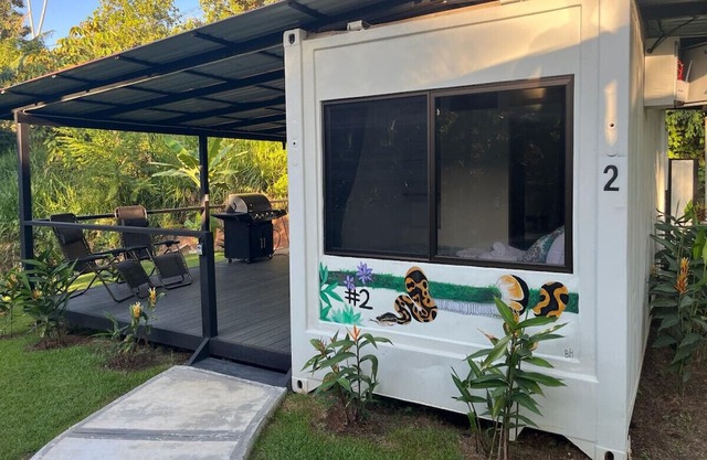 Modern Jungle Cabana#2 - 2 Bedroom Queen bed & private bathroom, close to beach