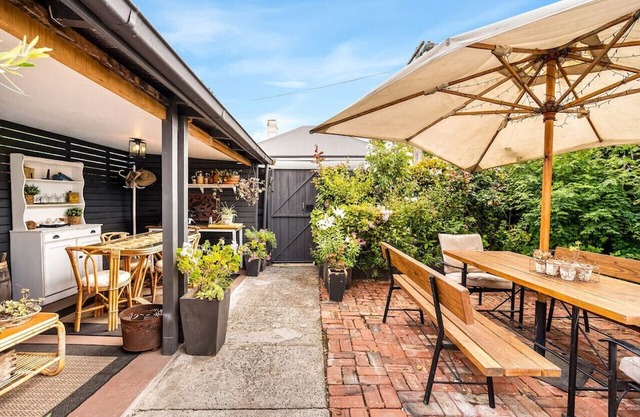 Roses on Pirie - Comfortable & Central