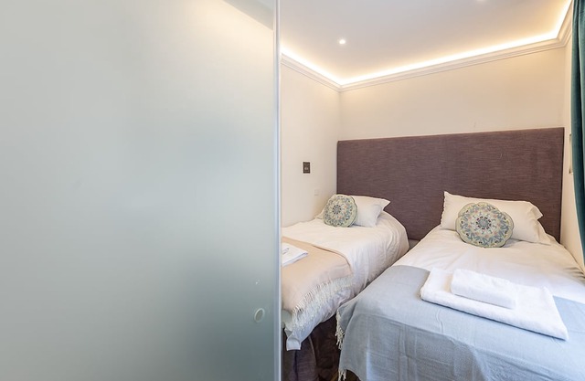 Twin bed Kensington Studio, 5mins to Kensington Palace & 10mins to Portobello Rd