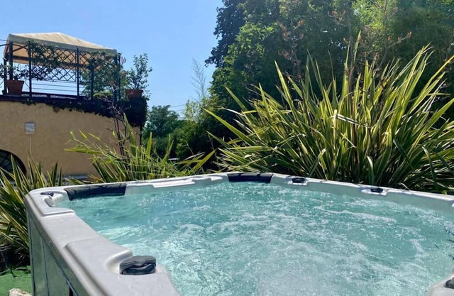 Stunning villa for 5 people with hot tub, WIFI, TV, pets allowed, panoramic view and parking