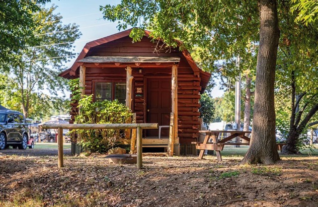 Relaxing Accommodation! Kitchen, Free Parking, Close to Greenleaf State Park!