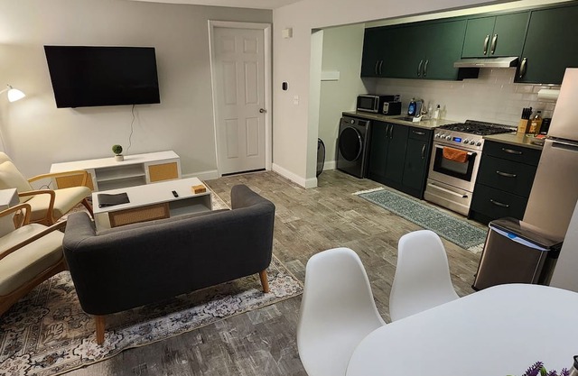 Welcoming & Clean Condo near Hamden Shopping