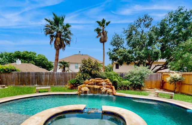 Spacious, Cozy Pool Home: Prime Location...Katy, TX...mins away from everything!