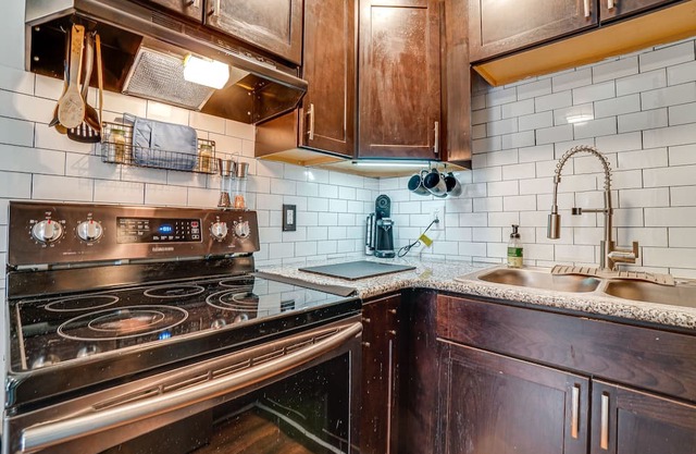 Charming Townhome - 8 Mi to Downtown Nashville!