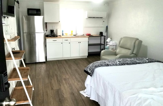 Lakeview Luxury Queen Studio 17
