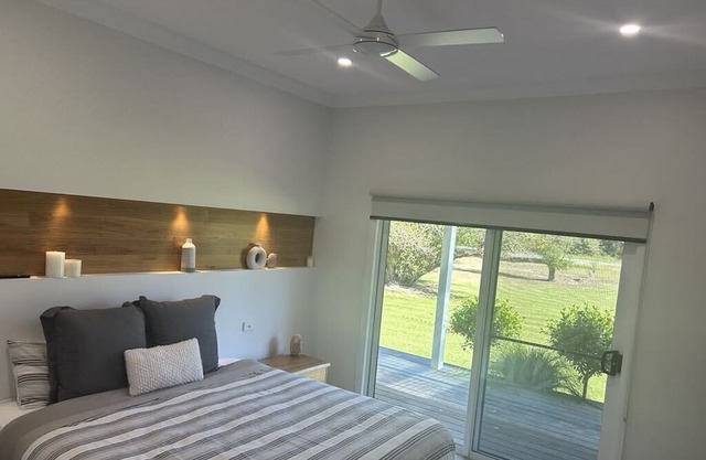 Luxury farm house, Woodside. 10 min to a beach or a 25 min drive to a forest.