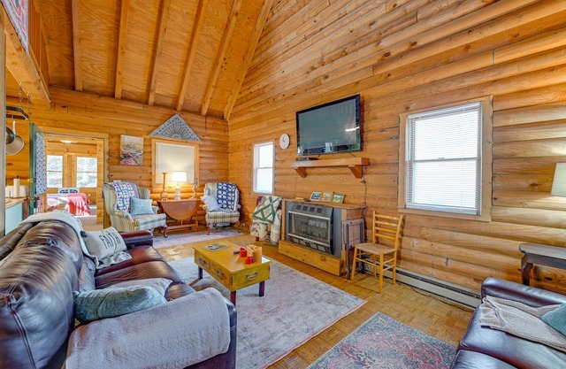 Cozy Franklin Cabin w/ Fire Pit: 10 Mi to Downtown