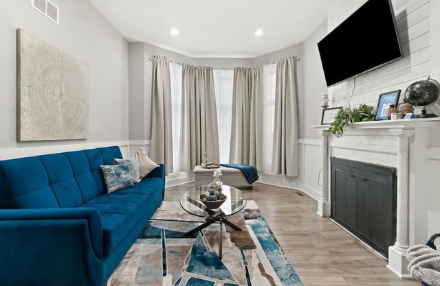 Stylish 3-BR Oasis, Free Parking + Laundry!