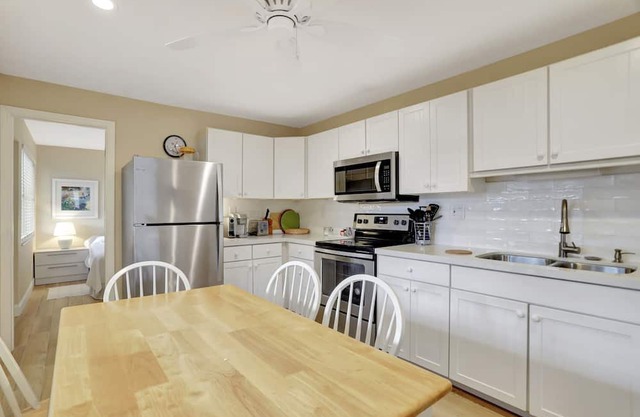 Pompano Beach House 15mins walk to beach.