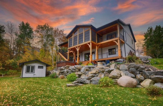 Stunning Lake House with Hot Tub on Secluded Bay! Perfect Central Location!
