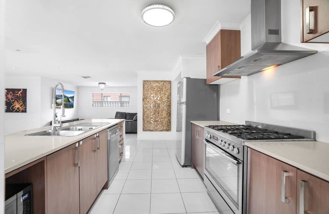 Spacious House @Truganina WIFI available 2.5km from Local Shopping Centre