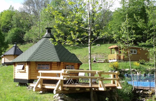Cabana romántica junto al arroyo con terraza, sauna y masajes