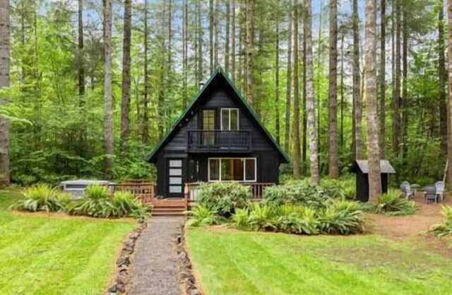 Elk Cabin near Lake Merwin + Hot Tub