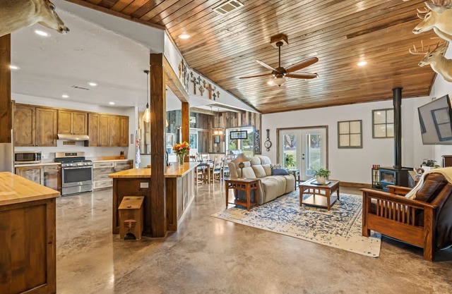 Modern ranch retreat with rustic charm, Ping-Pong, BBQ, W/D, & firepit