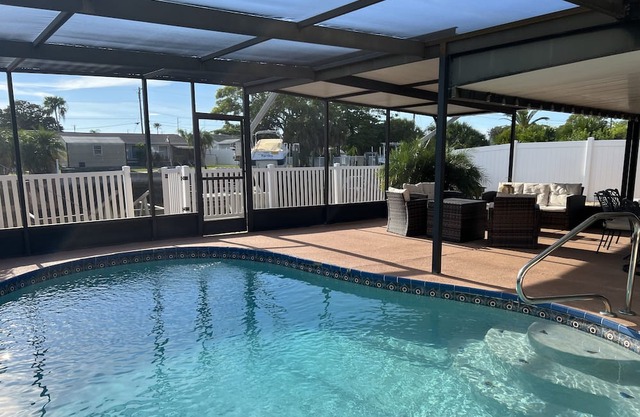Backyard Retreat, located on saltwater canal- minutes from beach, restaurants...