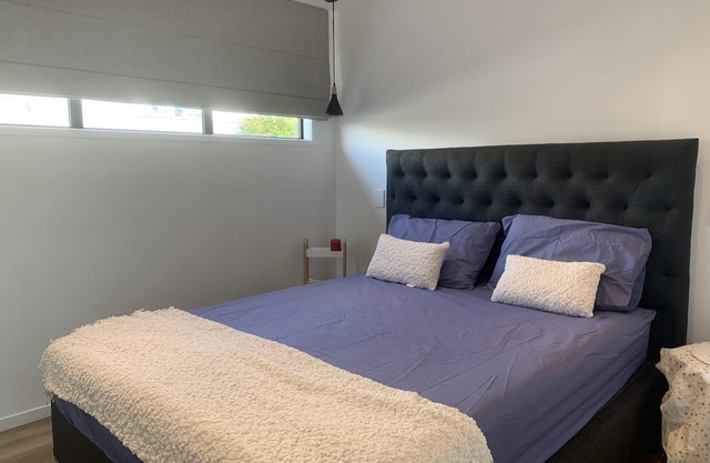Ensuite closer to trains and takeaways