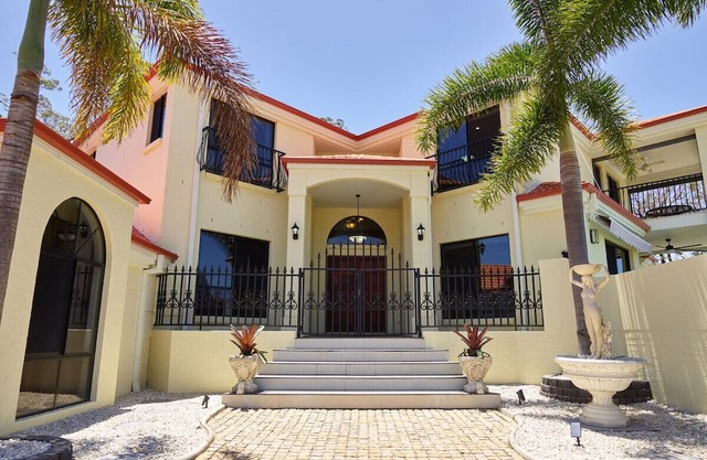Luxurary Family Home with Mt Views