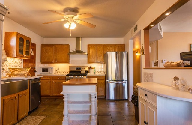 Alamo Cottage - 1 Gig Internet, King Bed, Southwest decor, Fully stocked kitchen