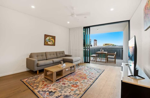 Excellent location Luxury 2BR apt w/carpark