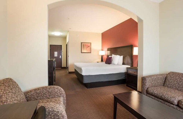 Relax and Recharge! Enjoy in the Outdoor Pool, Free Breakfast & Parking!