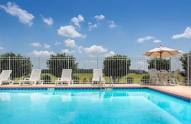 Excellent Choice! Comes with Free Breakfast & Parking, Outdoor Swimming Pool!