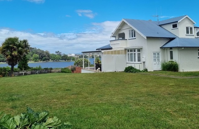 Hosts on the Coast - Stunning Hamilton Lake Views