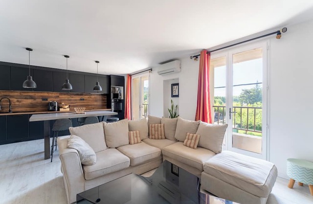 Apartment 'Le Sky - Les Alpilles' with Private Terrace, Wi-Fi and Air Conditioning