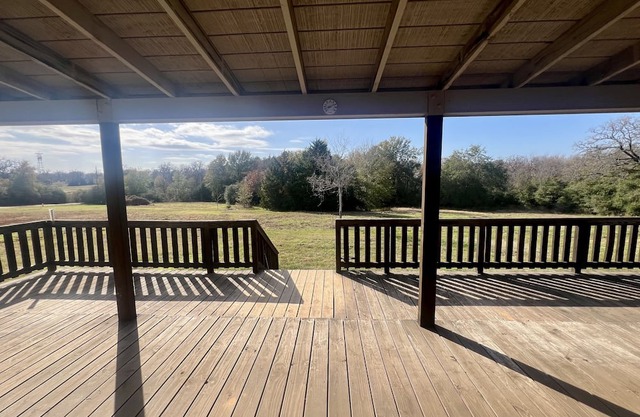 Nice Cozy 3/2 Home w/serene country atmosphere!! Minutes to town!