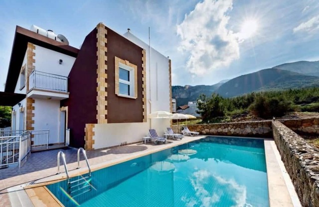 House with Shared Pool and Terrace 9 min to Beach