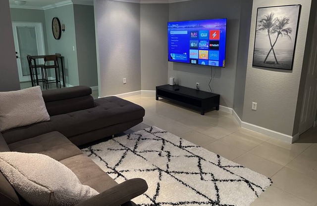 Beautiful 3 bedroom 2 bath room house with tons of amenities right outside Miami